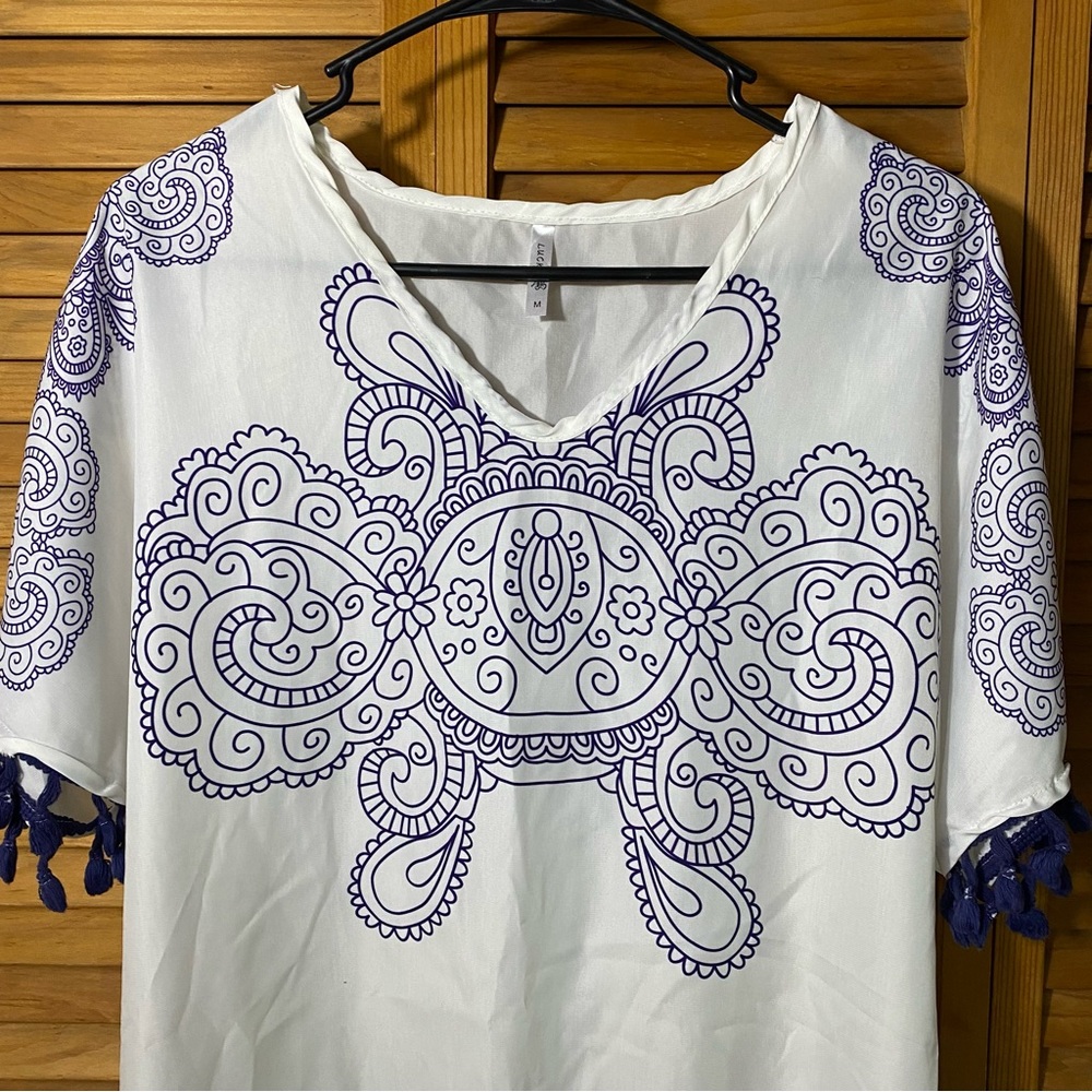 ๐ Lucky, Size Medium, V-Neck, White Floral, Crochet Tunic, Beach Cover Up - Picture 7 of 13